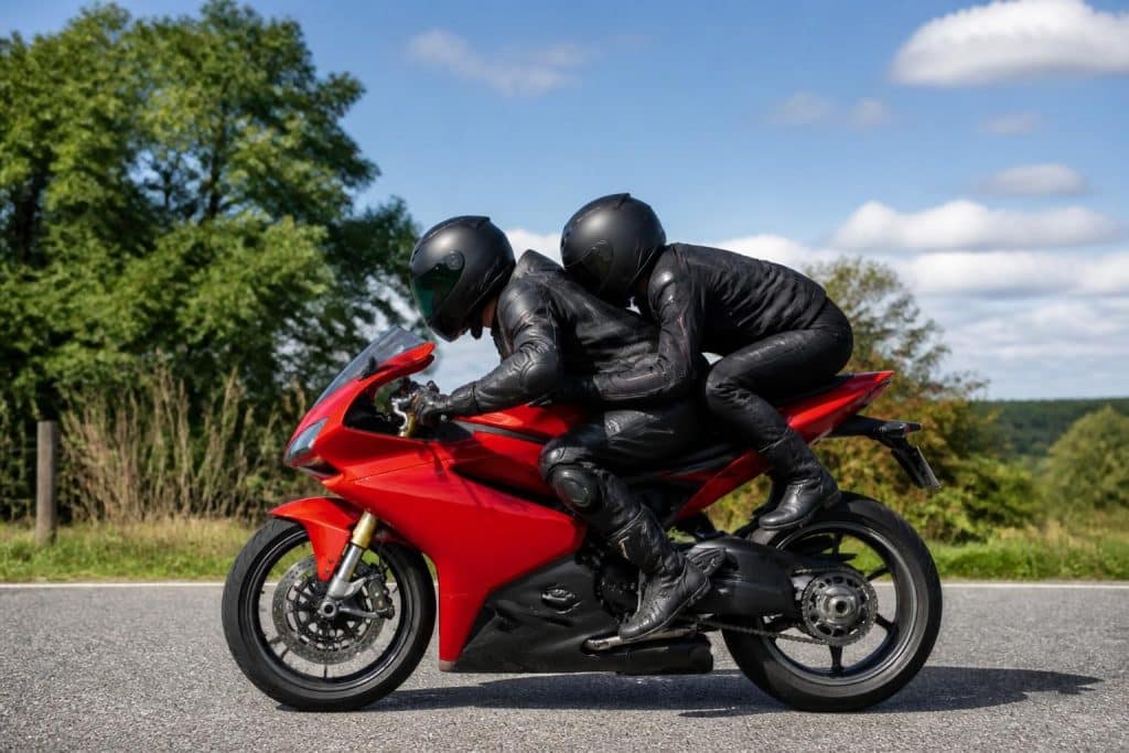 découvrez la définition de sds moto et comprenez le rôle essentiel du passager sac de sable pour la stabilité et la sécurité lors de vos trajets à moto.