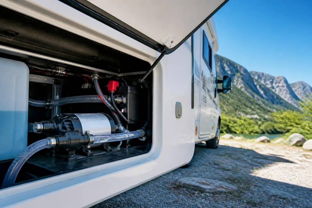 découvrez les conseils essentiels pour prolonger la durée de vie de la pompe à eau de votre camping-car et apprenez quelle est sa durée moyenne d'utilisation.