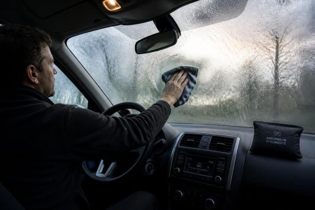 découvrez les principales causes de la condensation à l'intérieur de votre voiture et des solutions efficaces pour y remédier rapidement.