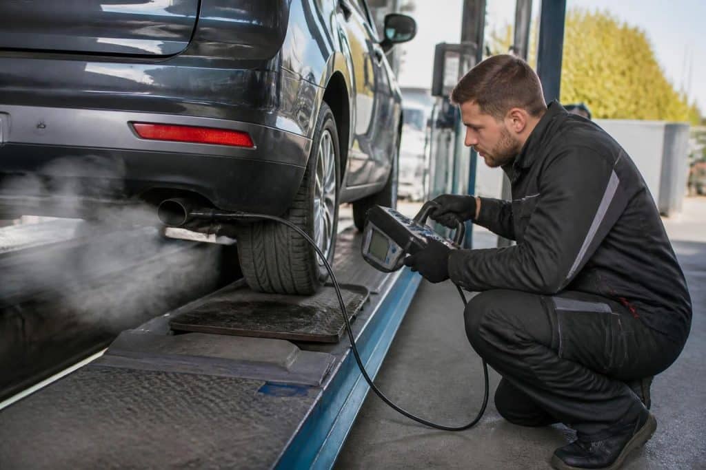 découvrez comment réussir le test d'opacité lors du contrôle technique des véhicules diesel grâce à nos conseils pratiques pour maîtriser les émissions de fumées.
