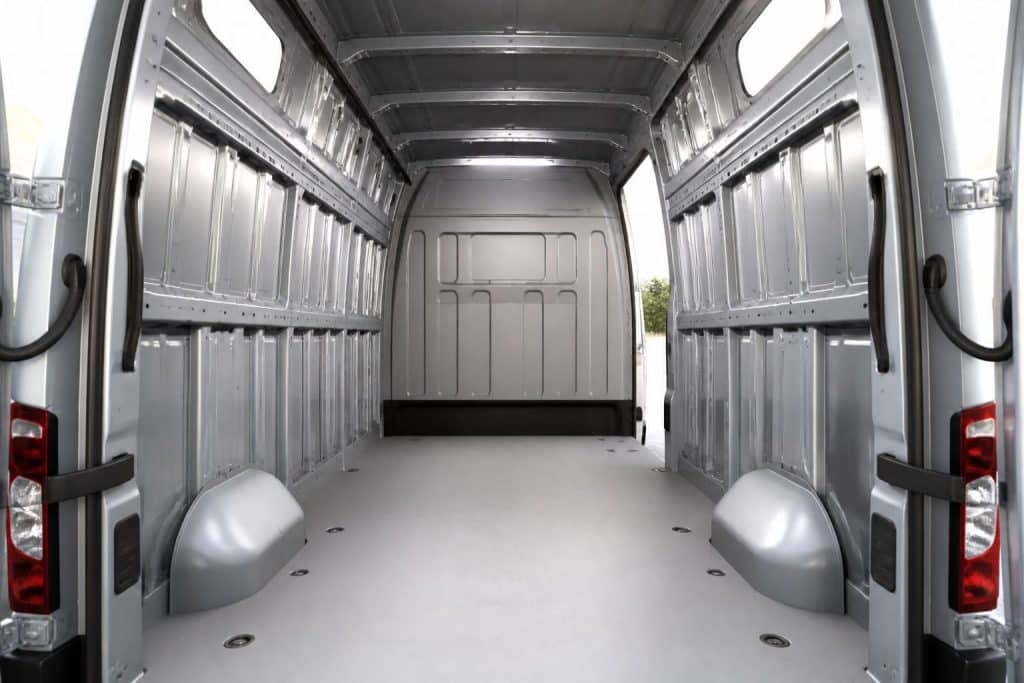 découvrez les dimensions intérieures du renault master l2h2 : longueur, largeur et hauteur utiles pour optimiser votre espace de chargement et répondre à vos besoins professionnels.
