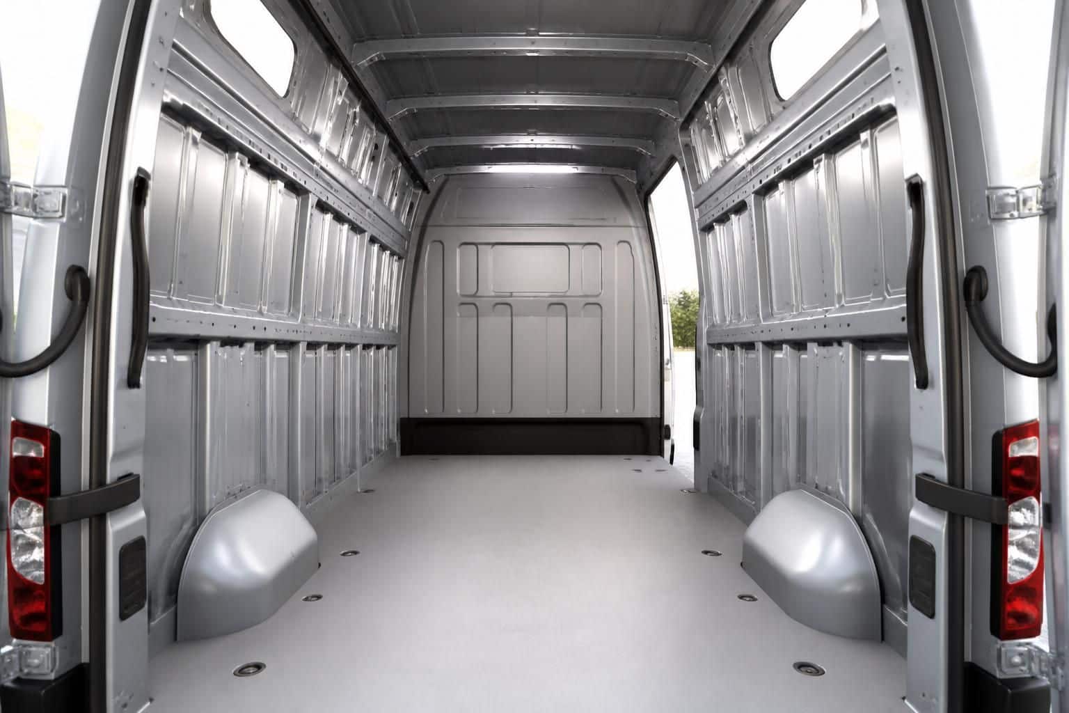 découvrez les dimensions intérieures du renault master l2h2 : longueur, largeur et hauteur utiles pour optimiser votre espace de chargement et répondre à vos besoins professionnels.