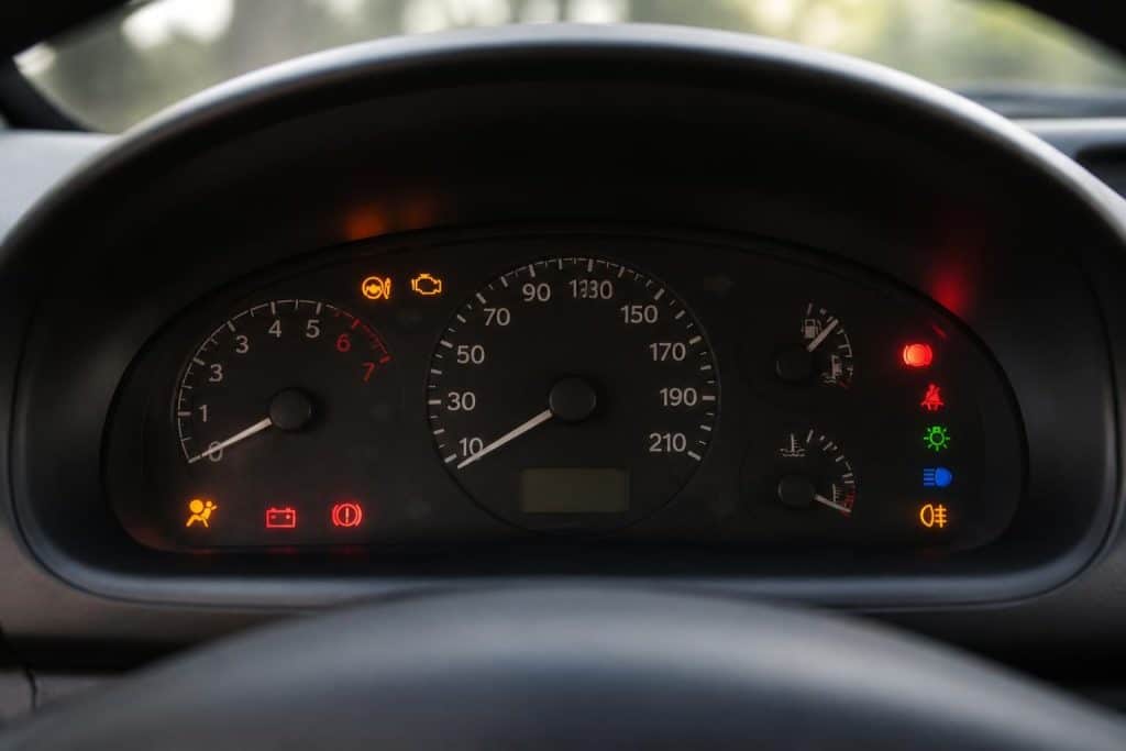 découvrez la signification des voyants du tableau de bord de votre twingo et les actions à suivre pour garantir votre sécurité et le bon fonctionnement de votre véhicule.